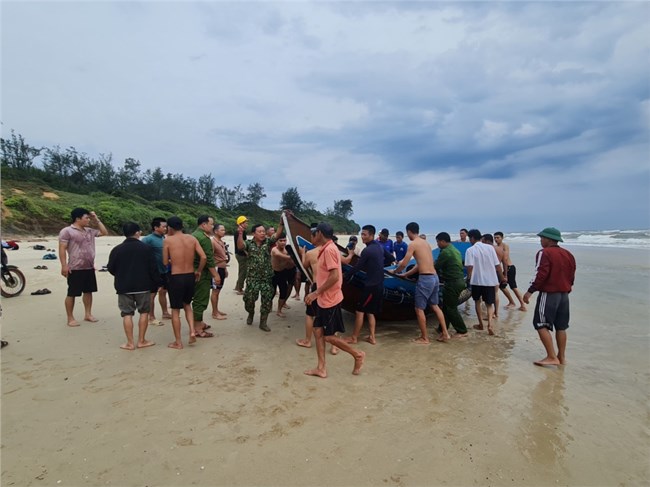 Quảng Bình: Giông lốc làm chìm thuyền cá, lúa sắp gặt bị ngã rạp (8/5/2023)